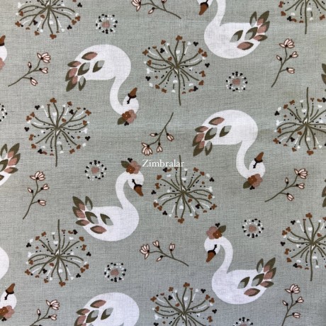 Tecido Popeline Fundo Verde Cisnes Brancos 1.50m largura, Le Tissu By Domotex Tecido Popeline Fundo Verde Cisnes Brancos 1.50m largura, Le Tissu By Domotex